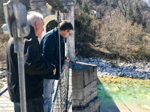 L'assessore Roberti con il sindaco di Resia Sergio
Chinese sul ponte sul fiume Resia